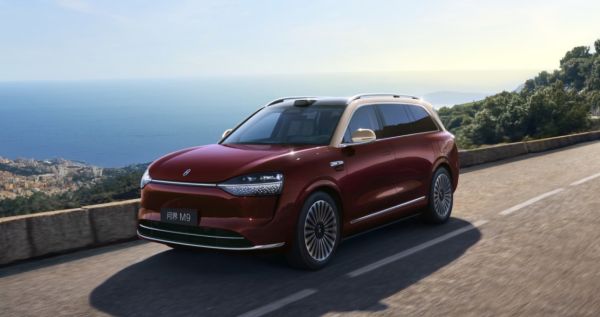 以销冠之姿重塑豪华格局，问界M9领衔登陆成都国际车展