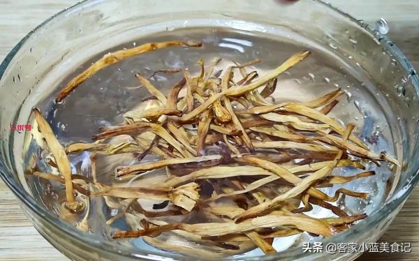 人到中年多吃黃花菜，教最營(yíng)養(yǎng)的健康做法，簡(jiǎn)單一蒸，上桌全掃光