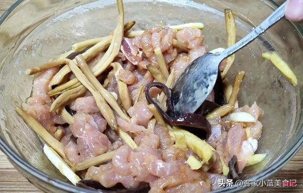人到中年多吃黃花菜，教最營(yíng)養(yǎng)的健康做法，簡(jiǎn)單一蒸，上桌全掃光