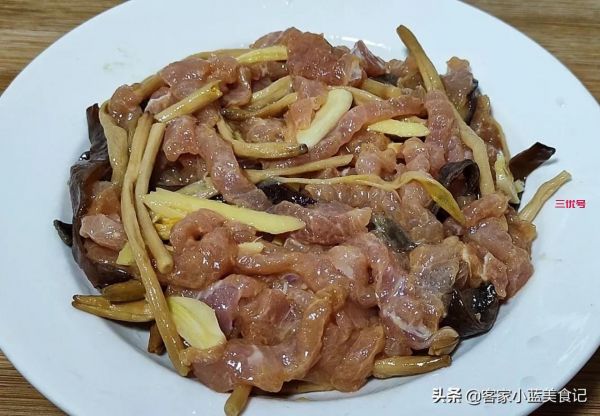 人到中年多吃黃花菜，教最營(yíng)養(yǎng)的健康做法，簡(jiǎn)單一蒸，上桌全掃光