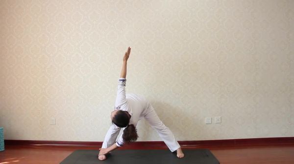 簡單的瑜伽動作，排毒養(yǎng)顏，讓你的肌膚光滑水嫩！