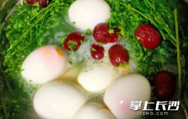 薺菜煮雞蛋，有補充營養(yǎng)物質(zhì)、促進新陳代謝、潤腸通便、利水消腫、輔助改善缺鐵性貧血等功效。長沙晚報全媒體記者 楊蔚然 攝