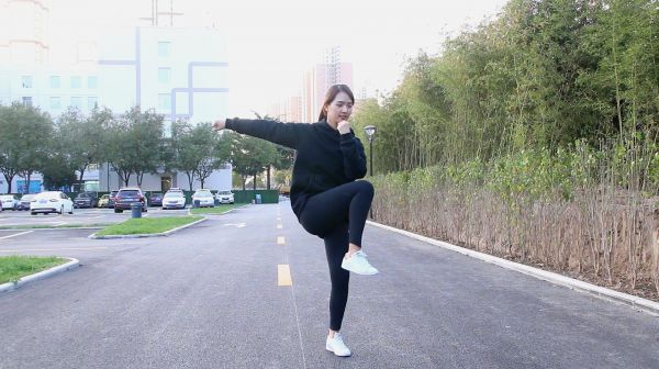 每天这样抬腿，肚子一天比一天小，体重降下来
