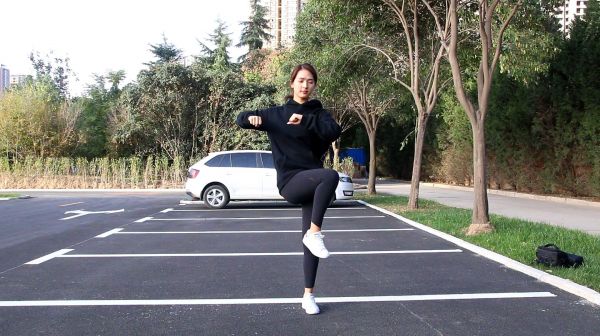每天原地坚持这样抬腿，减掉腹部大腿赘肉