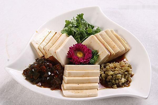 家常涼菜之皮蛋豆腐，這是一道十五分鐘以內(nèi)就可以做好的菜