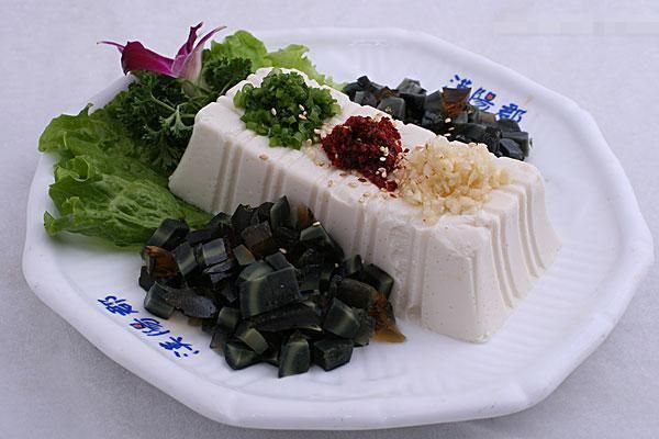 家常涼菜之皮蛋豆腐，這是一道十五分鐘以內(nèi)就可以做好的菜