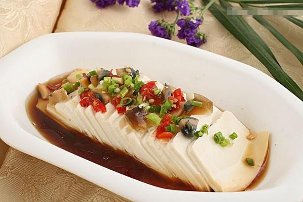 家常涼菜之皮蛋豆腐，這是一道十五分鐘以內(nèi)就可以做好的菜