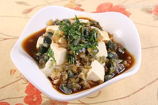 家常涼菜之皮蛋豆腐，這是一道十五分鐘以內(nèi)就可以做好的菜