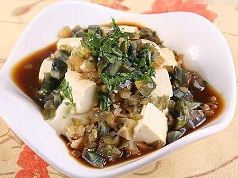 家常涼菜皮蛋豆腐，一道做法簡單且快速好吃的菜