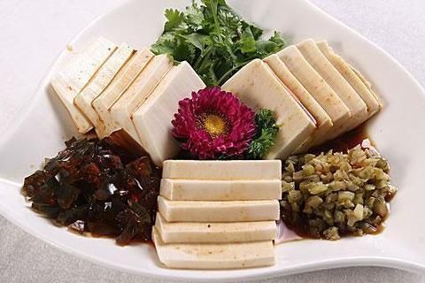 家常涼菜皮蛋豆腐，一道做法簡單且快速好吃的菜