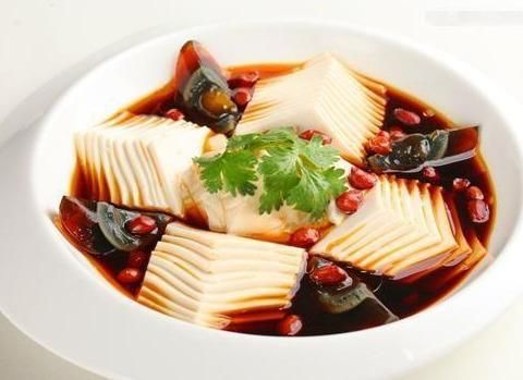 家常涼菜皮蛋豆腐，一道做法簡單且快速好吃的菜