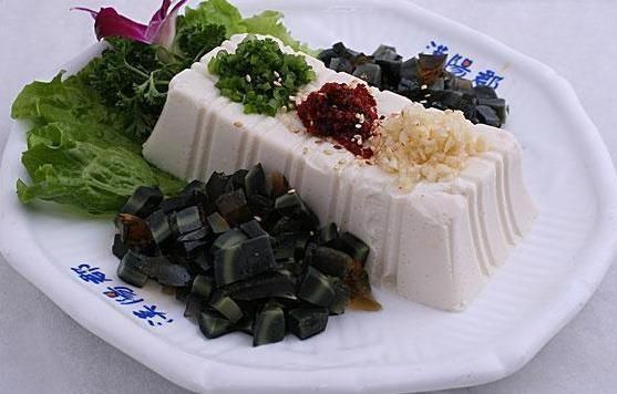 家常涼菜皮蛋豆腐，一道做法簡單且快速好吃的菜