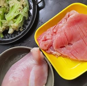 健康低脂無(wú)油版煎雞胸肉的做法 步驟1