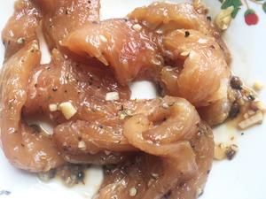 健身健康餐：无油西红柿烤鸡胸的做法 步骤1