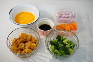 健康快手便当无油鸡胸亲子盖糙米饭的做法 步骤1
