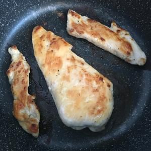 減脂必備技能→無油版香煎雞胸肉的做法 步驟5