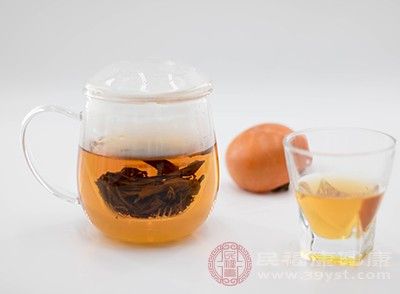紅茶是從綠茶中發(fā)酵來的，進入人體之后能發(fā)出熱量