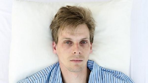 熬夜脸水肿 如何按摩可消肿？