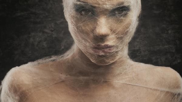 瑜伽哪個(gè)動(dòng)作可以緊致臉部皮膚