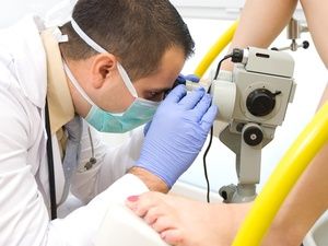 被人掰开双腿进行妇科检查