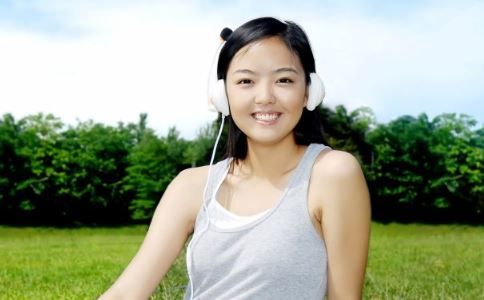 女生吃饭用纸吸油 如何减肥 减肥的方法有哪些