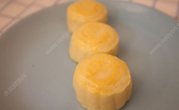 吃月餅?zāi)芎人崮虇?？月餅和酸奶能一起吃嗎?3)