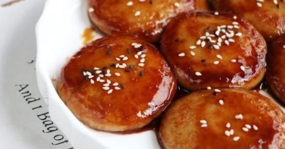 新的一年做什么美食，用1碗糯米粉和2块黑糖，做粘糯香甜的糍粑