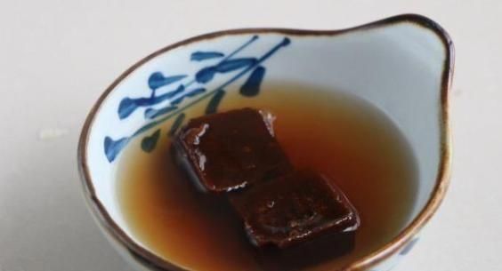 新的一年做什么美食，用1碗糯米粉和2块黑糖，做粘糯香甜的糍粑
