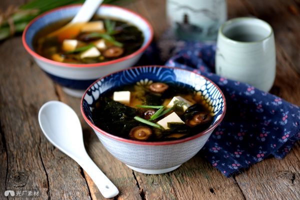 味噌汤、豆腐奶酪、海藻、味噌面食和达斯。