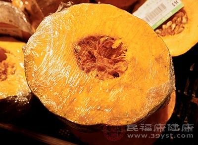 南瓜去皮去瓤，擦丝