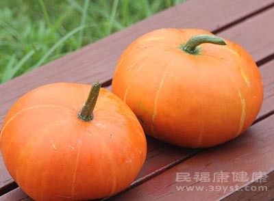 南瓜內(nèi)富含的果膠，可以保護胃道黏膜，阻擋粗糙食物的刺激