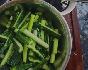 “零厨艺”~减脂～鲜脆腌黄瓜的做法 步骤1