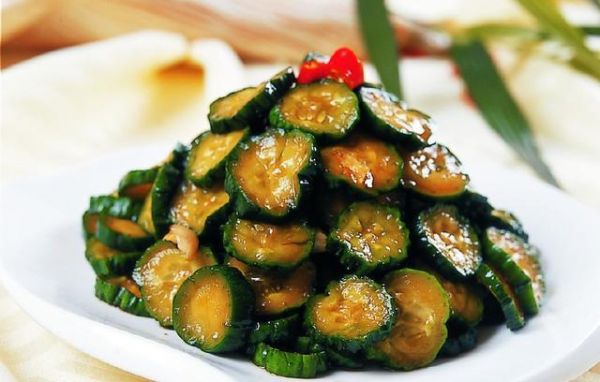 腌黃瓜清脆爽口卻不會做？學會這幾步，親手做的腌黃瓜好吃下飯