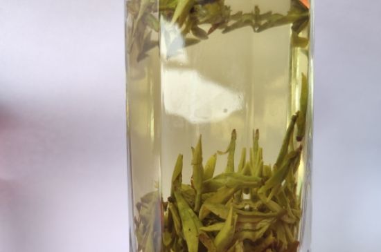 坚持用茶叶洗脸一年有什么好处，长期茶水洗脸可以祛斑！