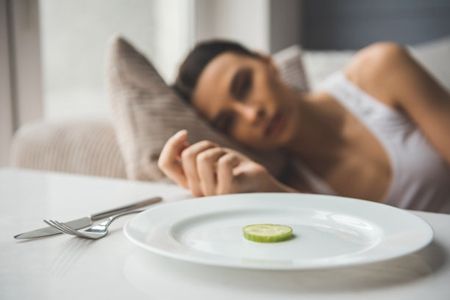 女性短期節(jié)食減肥的危害