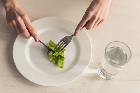 女性短期節(jié)食減肥的危害