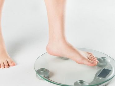 摄图网_500910097_wx_女子量体重（企业商用）_副本.jpg