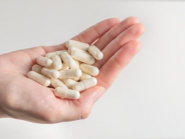 摄图网_327673364_益生菌 准备恢复肠道菌群 少量白色胶囊 内含益生菌粉末 保健理念与服用抗生素后的健康恢复治疗区系微生物药剂处方药物奶制品营养药片(企业商用)_副本.jpg