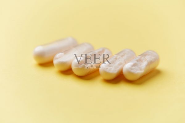輔酶Q10膠囊。抗氧化劑。健康膳食補(bǔ)充的概念。明亮的背景。柔和的焦點(diǎn)。特寫。留白。照片攝影圖片