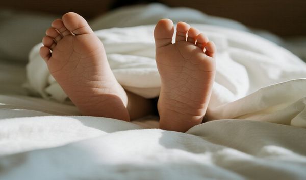 睡觉把脚露在外面会改善失眠？