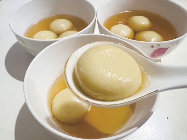     湯圓好吃可別貪多。本報(bào)記者 宋延康 攝