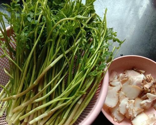 野芹炒腊肉，家常美味佳肴（一道快手菜肴，营养丰富好吃又健康）
