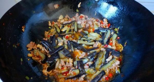 家常菜肴——肉末炒茄子的做法（快手菜谱）