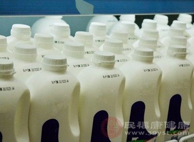 食道炎患者也不可以喝牛奶，牛奶中富含脂肪，增加了食道括約肌收縮的負(fù)擔(dān)，加重反流的病情