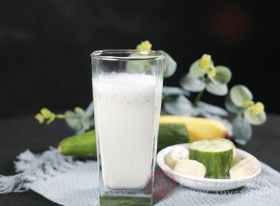 常喝牛奶還有美容護(hù)膚、提高睡眠質(zhì)量等作用