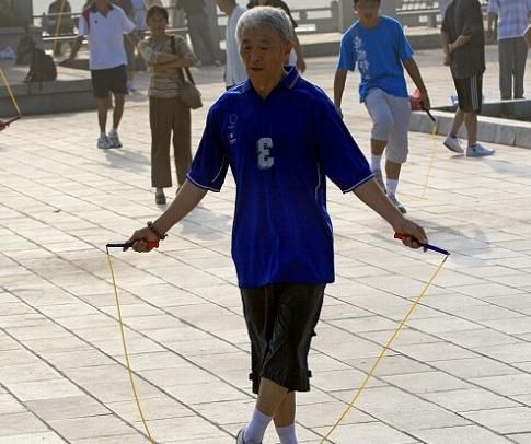 50岁跳绳的正确方法，50岁跳绳一天多少个为好