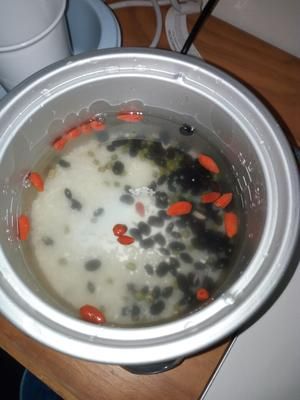 簡(jiǎn)易黑豆綠豆粥的做法 步驟2