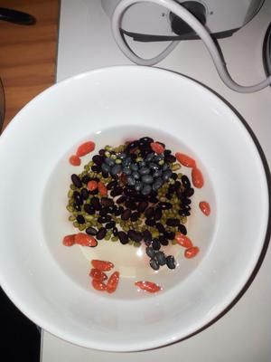 簡(jiǎn)易黑豆綠豆粥的做法 步驟1