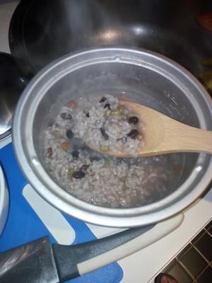 簡(jiǎn)易黑豆綠豆粥的做法 步驟4