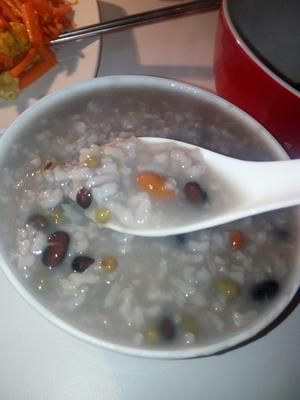 簡(jiǎn)易黑豆綠豆粥的做法 步驟5